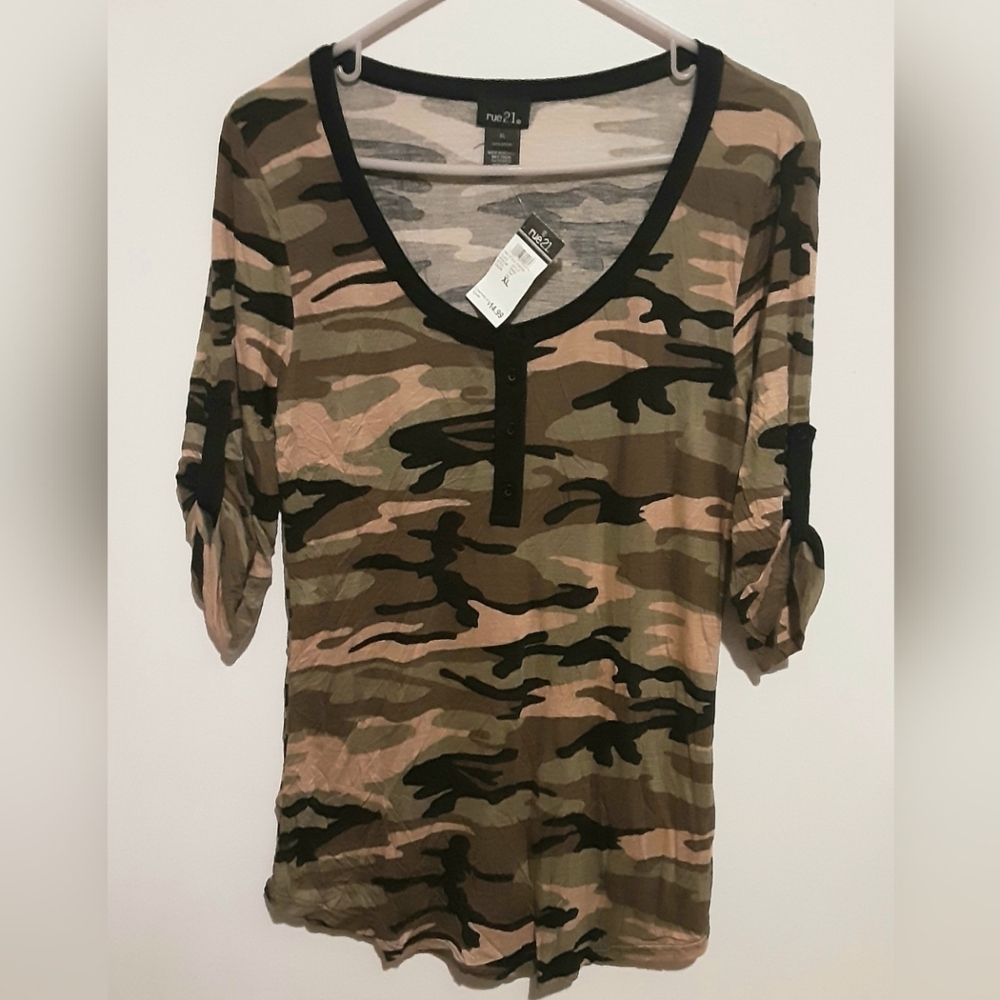 Rue21 Camouflage Top Roll tab sleeves NEW w/tags FREE matching earrings.